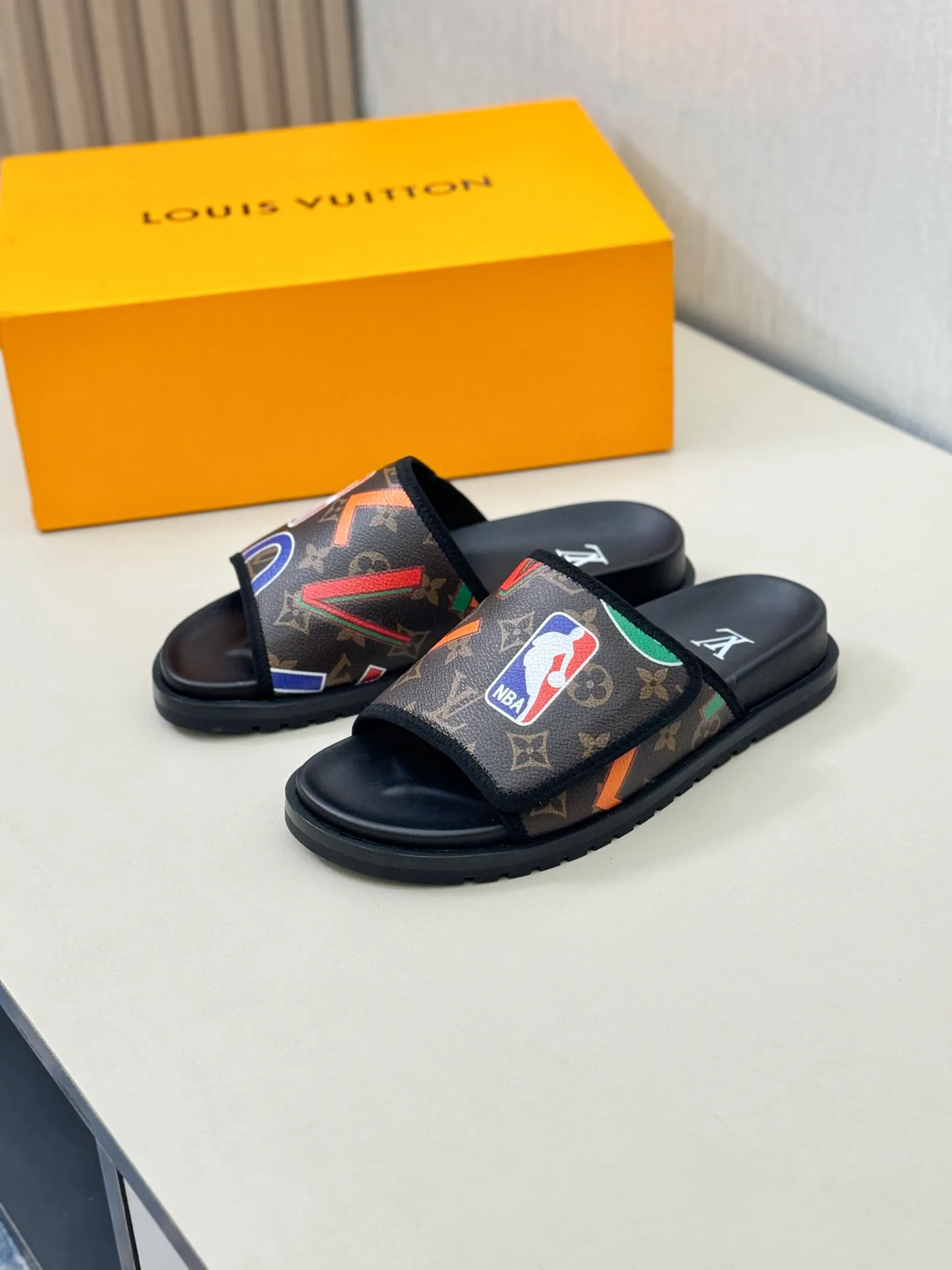 [L Home] P: 340💰Size: 38-45 Top purchasing agent lv men's summer slippers, classic presbyopia with Velcro, soft real leather lining, unique color splicing effect, distinctive personality, fashionable and trendy essential style, light and comfortable. Lightweight and tough rubber insole, micro ridged foam outsole, super comfortable!